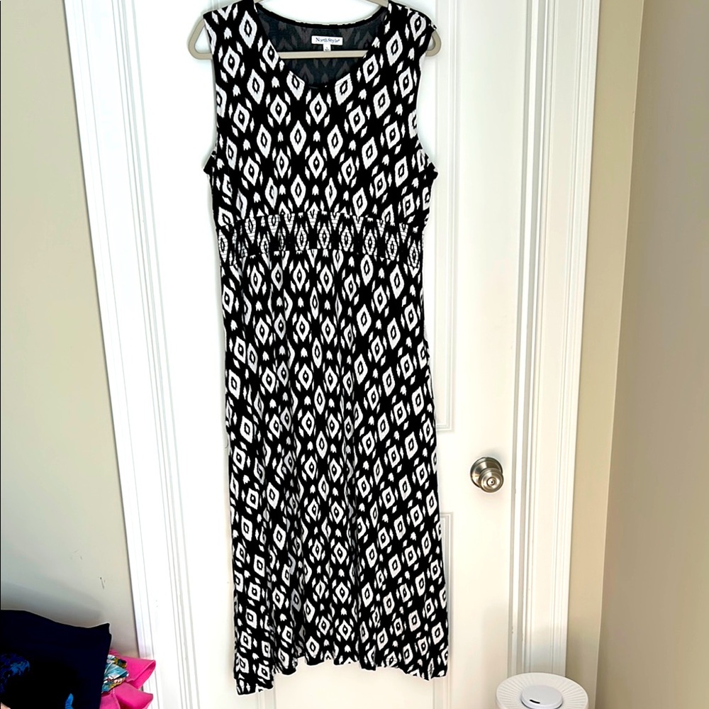 North Style Black and White Sleeveless Jersey Maxi Dress - size L